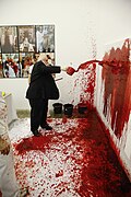 Hermann Nitsch realizando una performance en su museo homónino (2009)