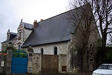 Photographie en couleurs d'une ancienne église prolongée par un bâtiment moderne.