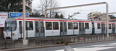 Rame MCL80 sur la section aérienne de la ligne.