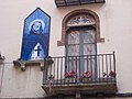 Plaça Canonge Collell, a Vic, amb un plafó de rajola en honor del sant