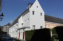 Zicht vanuit het zuidoosten met de kloosterkapel (midden) en een deel van een kloostervleugel (rechts)