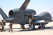 Предполётный осмотр стратегического разведчика RQ-4 Global Hawk.