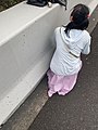 一位安徽女子正在蹲著繫鞋帶