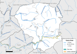 Carte en couleur présentant le réseau hydrographique de la commune