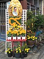 Gul blomster og kong Rama IXs portræt, med blomster som thai-tegnet for "9", ved BangBon i Bangkok (28-10-2017).