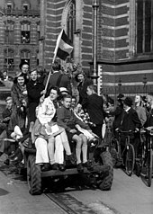 Amstellodamois sur une jeep américaine lors de la libération de la ville, le 8 mai 1945