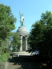 Het Hermannsdenkmal in het Teutoburger Woud ten zuidwesten van Detmold