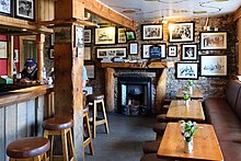 Photographie couleur de l'intérieur du South Pole Inn avec des souvenirs d'expéditions polaires.