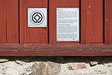 Plaque avec le symbole du patrimoine mondial et une autre décrivant le haut fourneau.