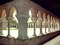 Cloître de l'abbaye Saint-Pierre de Moissac avec colonnes géminées.