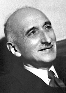 Photo en noir et blanc (un peu plus grande que celle d'une carte d'identité) de François Mauriac en 1952 (il a 67 ans), inclinant quelque peu la tête vers la droite et esquissant un très léger sourire.