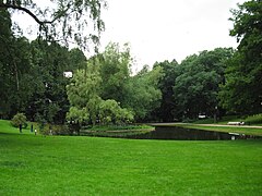 Slottsparken med dammen Kongespeilet. Foto: Helge Høifødt