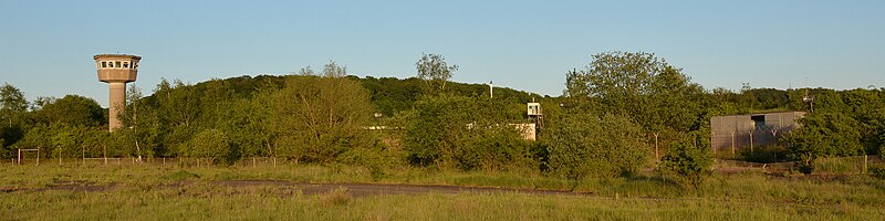 Panoramaansicht des Lagers von Nordwesten (2019), mit Betonturm (links), Stahlturm (Mitte rechts) und Atomwaffenbunker (rechts)