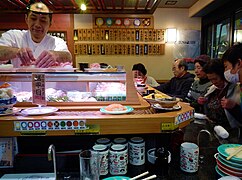 食材が客の目の前のガラスケースに並んでいる（東京都）