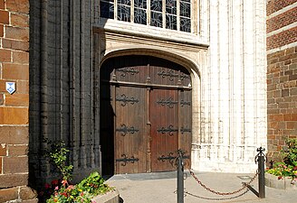 La porte à arc surbaissé.