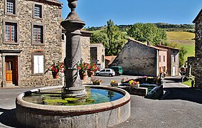 La fontaine et le lavoir.