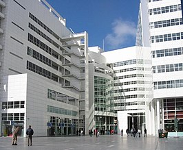 Het stadhuis gezien vanaf het Nederlands Dans Theater aan het Spui