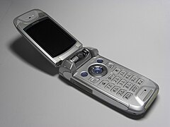 Téléphone à clapet japonais NTT DoCoMo D506i fabriqué par Mitsubishi.