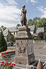 Poilu au repos (monument aux morts)