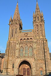 Photographie d'une façade de cathédrale en granite.