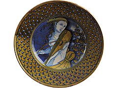 Plat Femme à la viole, faïence et lustre métallique, Deruta (Italie), XVIe siècle (dépôt du musée du Louvre)