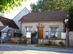 La mairie annexe et sa stèle-monument aux morts.