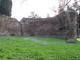 Ruines du hall à double abside, au nord-est de l'entrée principale.