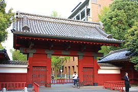 Aka-mon, présente à l'entrée du campus de Hongo de l'Université de Tokyo.