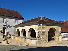 Le lavoir-abreuvoir couvert.