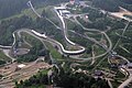 Luftbild der Bobbahn mit Panorama-Erlebnis-Brücke