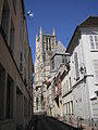 Vista della cattedrale da una delle strette vie che la circondano