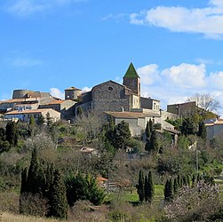 The church and surroundings in Cailhau