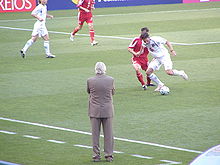 Vue d'une personne devant un terrain de football