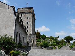 Cour d'honneur et jardin.