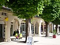 Arcades sur la place de l'église