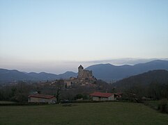 Aperçu du hameau du Mont avec en arrière-plan la ville haute et la cathédrale Notre-Dame de Saint-Bertrand-de-Comminges.