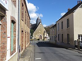 Dorpsstraat met kerk Saint-Martin