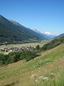 Ulrichen et l'aérodrome en 2011, plusieurs partie de la piste ont été démantelées et un lac (Geschinersee) inauguré en 2003 la remplace à l'ouest.