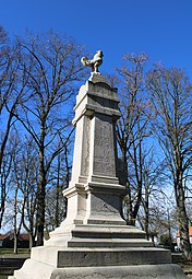 Le monument aux morts surmonté d'un coq.