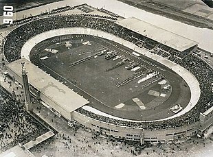 Vue du ciel d'un stade plein, avec encore de nombreuses personnes à l'extérieur.