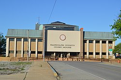 位於市區泰勒街上的藍道夫縣法院（英语：Randolph County Courthouse (Illinois)）