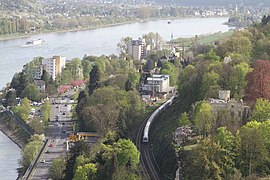 Rolandseck mit Bahnhof, vom Rolandsbogen aus gesehen