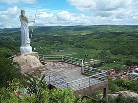 Estátua do Cristo Ressuscitado sobre a cidade