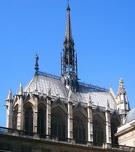 Colunas da estrutura externa que sustentam as janelas da Sainte-Chapelle