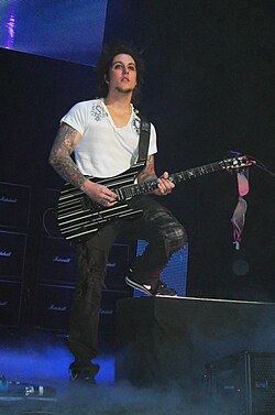 Synyster Gates esiintymässä vuonna 2009.