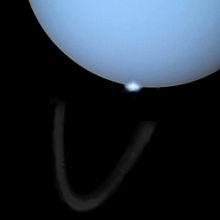 Une aurore polaire d'Uranus face à ses anneaux.