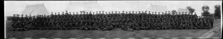 Photographie en noire et blanc de troupes militaires