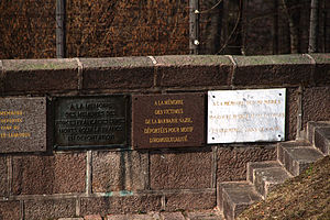 Plaquettes commémoratives plaquées sur un mur