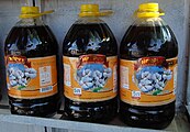 5-Liter-Flaschen mit unraffiniertem Baumwollsamenöl auf dem Markt von Hissor, Tadschikistan. Der überwiegende Teil (über 95 % im Jahr 2010) des in Tadschikistan hergestellten Speiseöls stammt aus Baumwolle. Rund 35 % des in diesem Land verbrauchten Speiseöls ist Baumwollsamenöl.