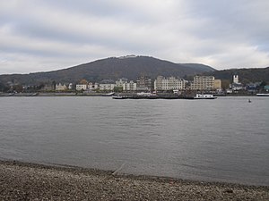 Königswinter met het Siebengebirge vanaf de andere kant van de Rijn